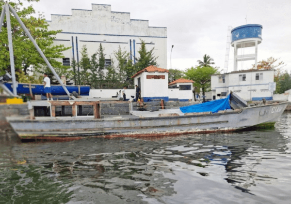 Barco SÍRIUS E-08 leilão da Marinha
