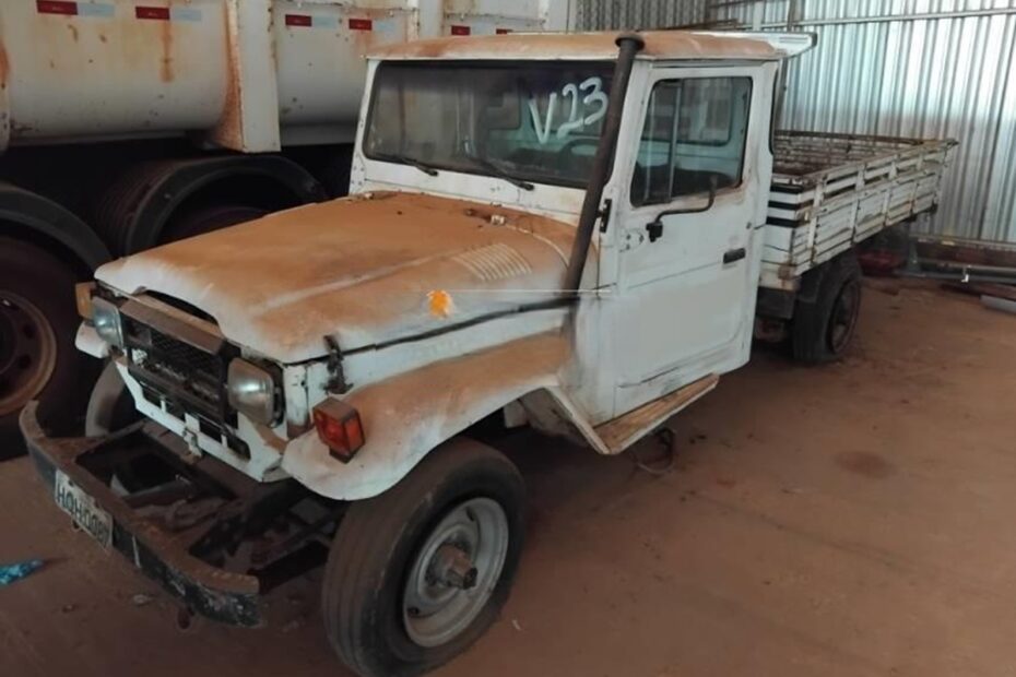 CAMINHONETE TOYOTA BANDEIRANTE Leilão de veiculos prefeitura