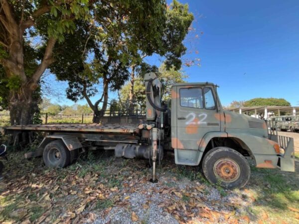 Caminhão MERCEDES-BENZ LA1418 5T 4X4 leilão de veiculos execito