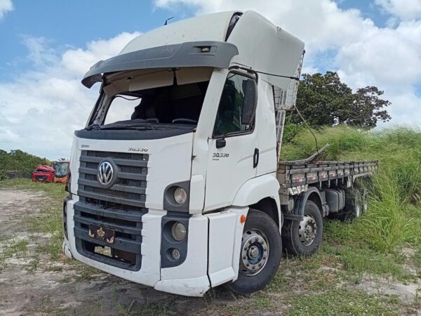 Caminhão VW 30.330 CRC 8X2 leilão de veiculos seguradoras