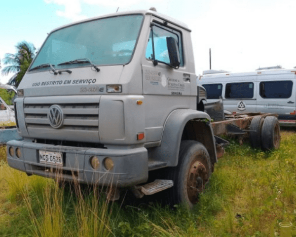 Caminhão Volkswagen 26.260 Leilão de frota do Governo Estadual oferece Sprinter, trator e caminhões a partir de R$ 7 mil