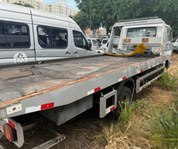 Caminhão Volkswagen 8.150E Leilão de frota do Governo Estadual oferece Sprinter, trator e caminhões a partir de R$ 7 mil