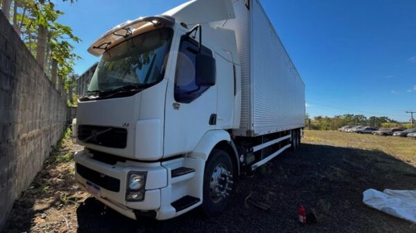Caminhão Volvo VM 260 6X2R leilão de combate ao trafico de drogas