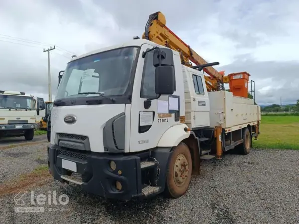 FORD CARGO 1319 Leilão de pesados reúne 71 caminhões, Sprinter, tratores e empilhadeira