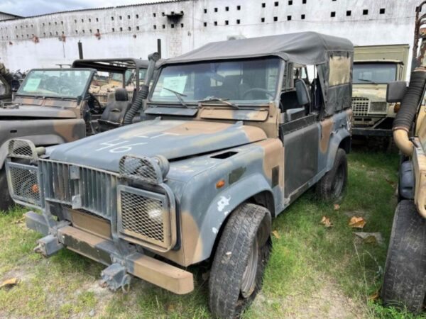 LAND ROVE DEFENDER 90 Leilão do Exército reúne 22 picapes 4x4