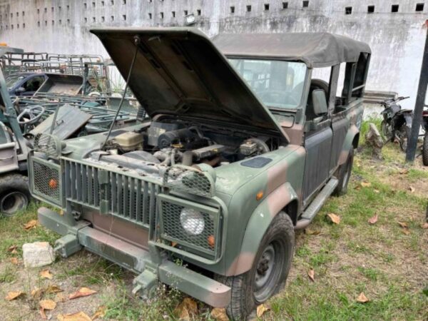 LAND ROVER DEFENDER 110 4X4 Leilão do Exército reúne 22 picapes 4x4