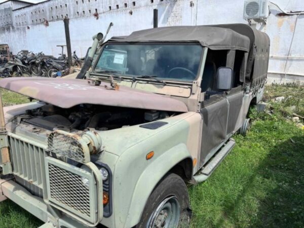 LAND ROVER DEFENDER 130 4X4 Leilão do Exército reúne 22 picapes 4x4
