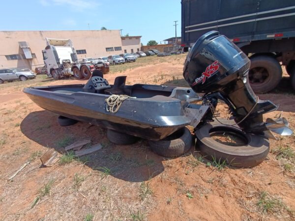 Lancha com 5,5 metros motor de popa de 250 hp MERCURY