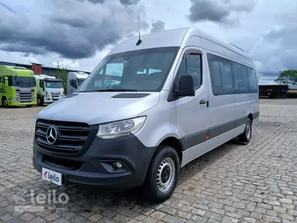MERCEDES-BENZ SPRINTER Leilão de pesados reúne 71 caminhões, Sprinter, tratores e empilhadeira