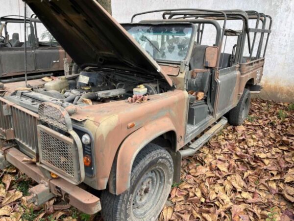 PICAPE LAND ROVER DEFENDER 130 4X4 Leilão do Exército reúne 22 picapes 4x4