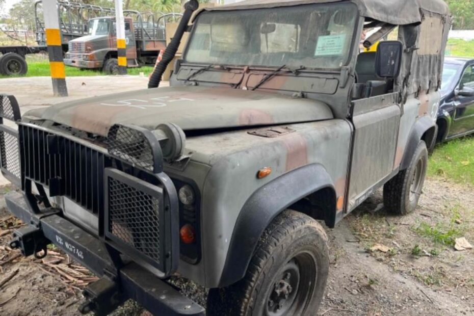 PICAPE LAND ROVER DEFENDER 90 4X4 Leilão do Exército reúne 22 picapes 4x4