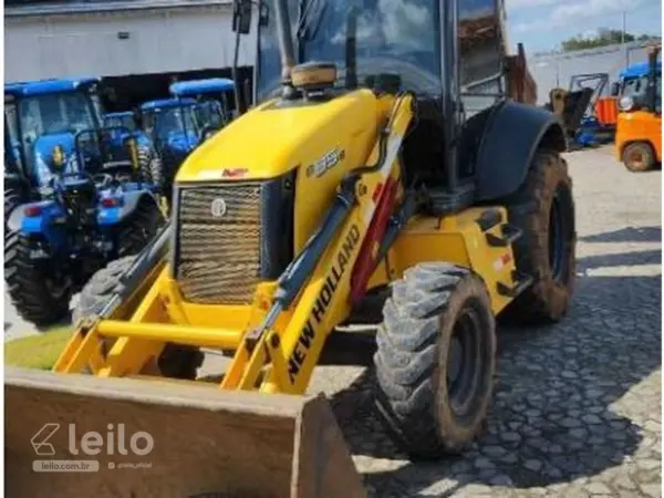 RETROESCAVADEIRA Leilão de pesados reúne 71 caminhões, Sprinter, tratores e empilhadeira