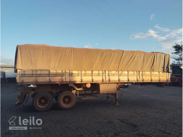 Reboque GUERRA Leilão de pesados reúne 71 caminhões, Sprinter, tratores e empilhadeira