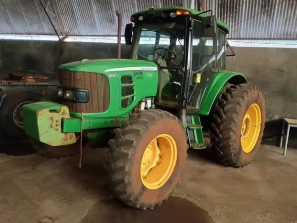 TRATOR DE PNEUS JOHN DEERE 6110J 4x4 Leilão do Agronegócio tem Caminhão Mercedes e Trator