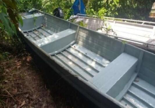 Barco VOADEIRA DE ALUMÍNIO COM MOTOR Leilão de combate ao trafico de drogas