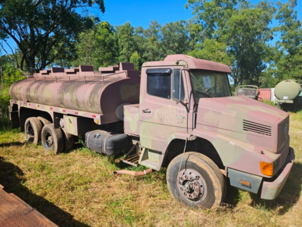 Caminhão L2635 53 15000L 6X4 MERCEDES BENZ Leilão do Exército