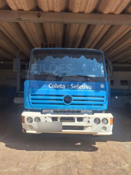 Caminhão Mercedes Benz 1720 com compactador de lixo Leilão veiculos de prefeitura