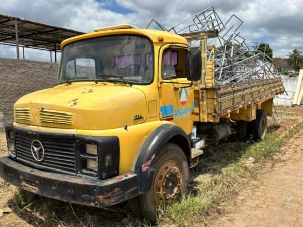 Caminhão Mercedes Benz L1113 Leilão de veiculos prefeitura