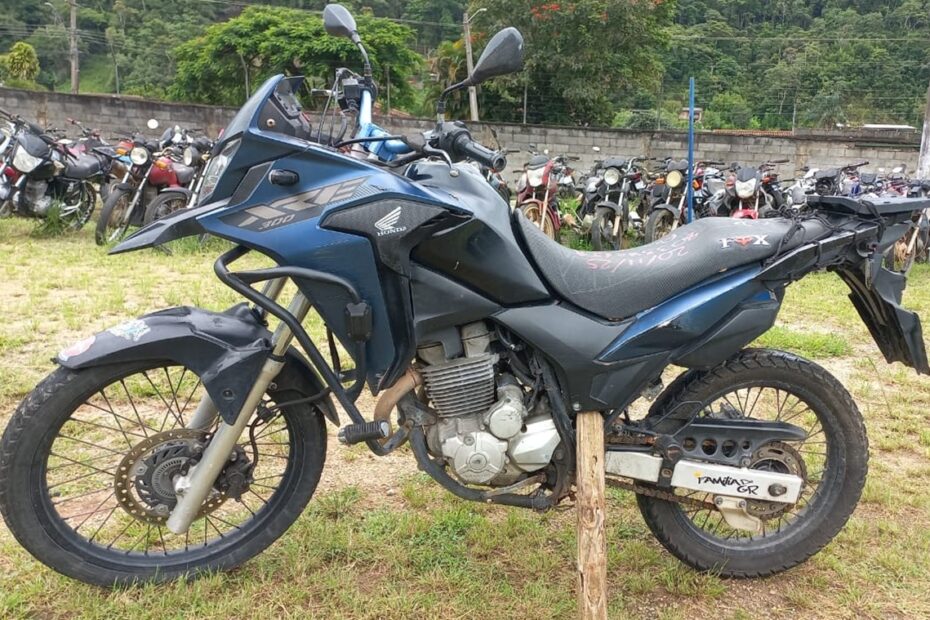 moto honda XRE 300 Leilão com 70 veículos apreendidos