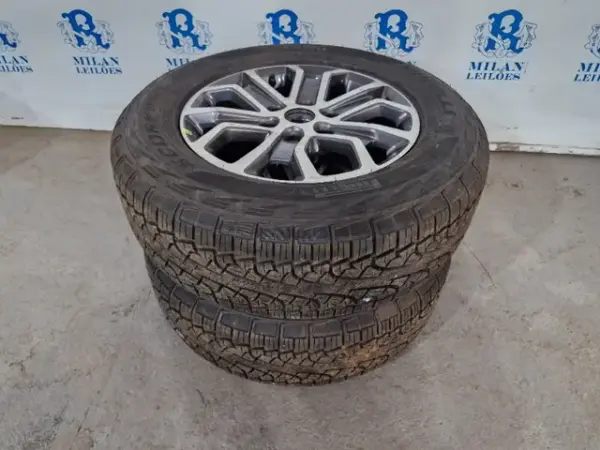 PNEUS PIRELLI SCORPION Leilão em SP tem carros, caminhões e pneus