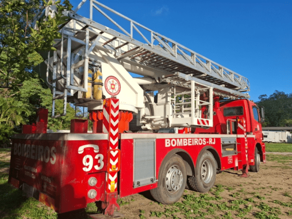 Caminhão MERCEDES-BENZ leilão de veiculos bombeiros militer rio