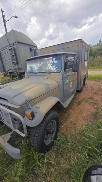 Caminhonete TOYOTA BANDEIRANTE Leilão veiculo militar do Exército