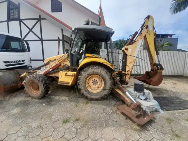 RETRO-ESCAVADEIRA NEW HOLLAND leilão veiculos frota de prefeitura