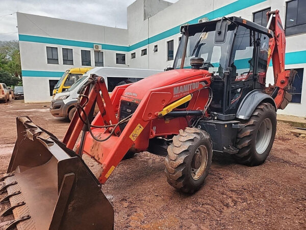 RETROESCAVADEIRA MANITOU MBL-X-900 Leilão de prefeitura carros seminovos e equipamentos agrícolas