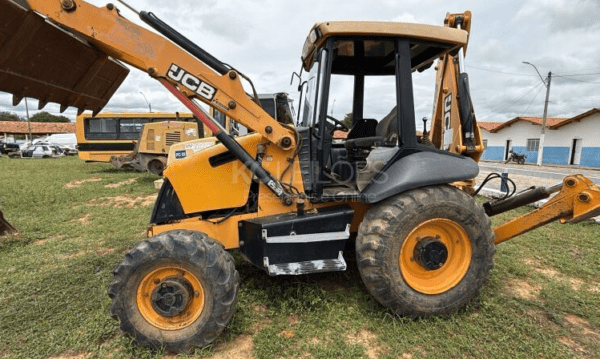 Retroescavadeira JCB leilão veículos frota prefeitura