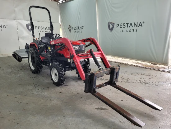 Trator marca Mahindra 4x4 leilão veiculos