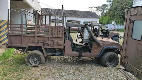 AGRALE MARRUA AM20 T 4X4 Leilão do Exército tem viaturas militares 4x4