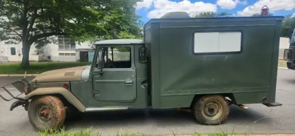 Ambulância Toyota bandewiranteLeilão do Exército tem viaturas militares 4x4