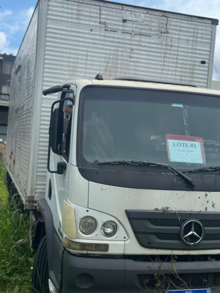 CAMINHAO M.BENZ ACCELO Leilão da Receita Federal tem Scania e Sprinter