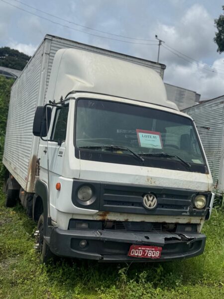 CAMINHAO VW 8.160 DRC 4X2 BRANCO Leilão da Receita Federal tem Scania e Sprinter