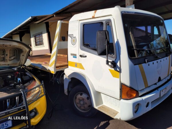 Caminhão AGRALE 8500 leilão de frota policia militar