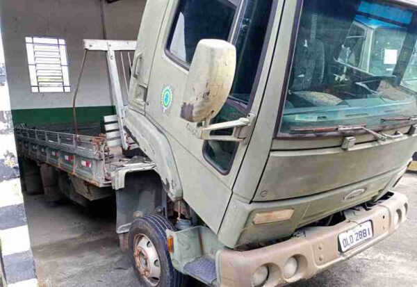 Caminhão FORD Cargo 815 Leilão do Exército Caminhões militar 4x4