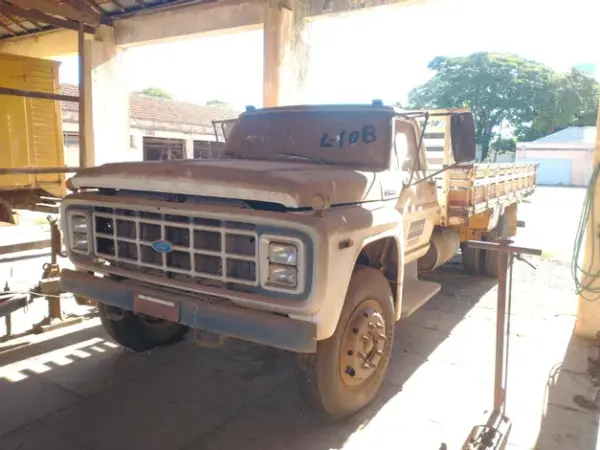 Caminhão Ford MODELO F-11000 Leilão de frota DER São Paulo
