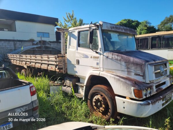 Caminhão Mercedes BENZ leilão de frota policia militar