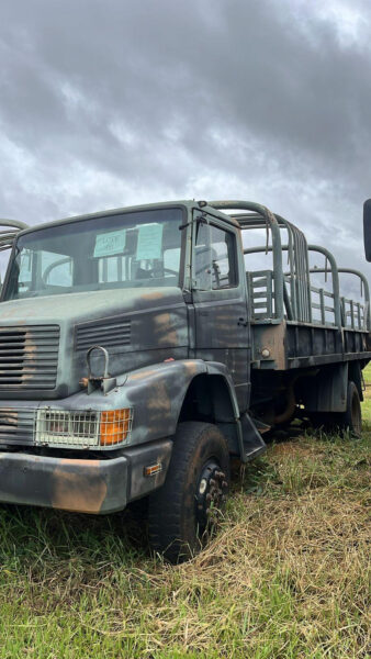 Caminhão Mercedes-Benz EMP 4X4  eilão de viatura do exercito