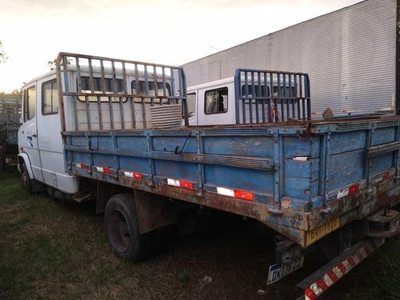 Caminhão Mercedes carroceria madeira Leilão de veículos compania saneamento