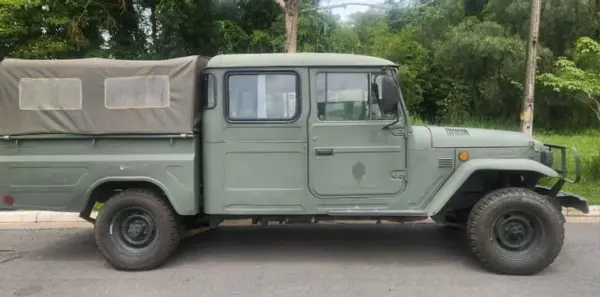 Caminhoneta Cabine Dupla Toyota Bandeirante Leilão do Exército tem viaturas militares 4x4