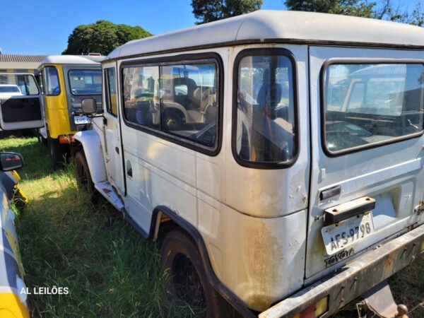 Caminhonete TOYOTA Bandeirante 1 leilão de frota policia militar