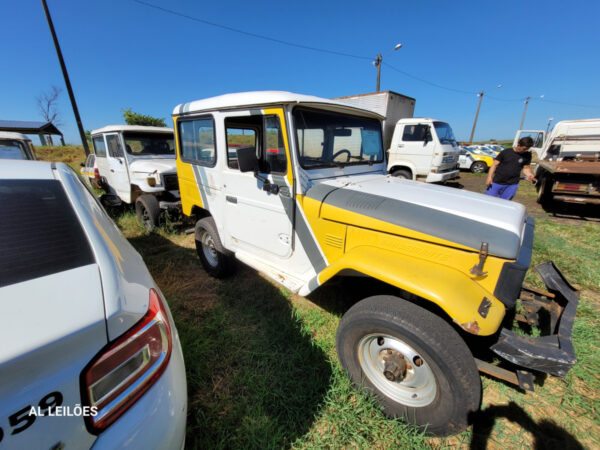 Caminhonete TOYOTA Bandeirante 4x4x leilão de frota policia militar