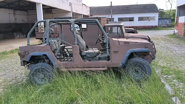 Jipe AGRALE MARRUa AM20 T 4X4 Leilão do Exército tem viaturas militares 4x4