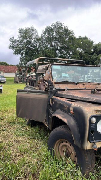 Land Rover Defender 90 leilão de viatura 4x4 do exercito