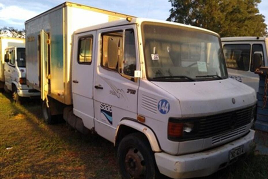 Leilão de veículos compania saneamento Caminhão Mercedes BENZ