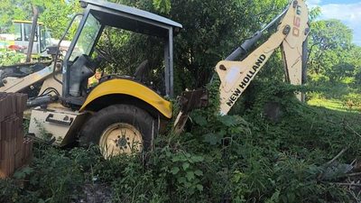 MÁQUINA RETROESCAVADEIRA NEW HOLLAND leilão veiculos de prefeitura
