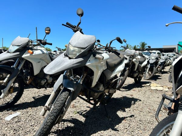 Moto HONDA XRE 300 leilão Moto policia Militar