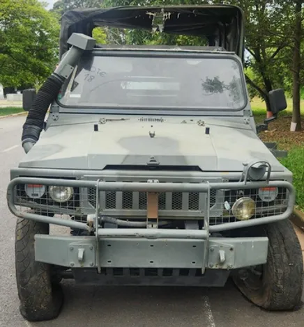 Picape Agrale Marruá Leilão do Exército tem viaturas militares 4x4