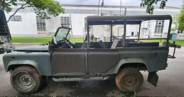 Picape Land Rover Defender Leilão do Exército tem viaturas militares 4x4